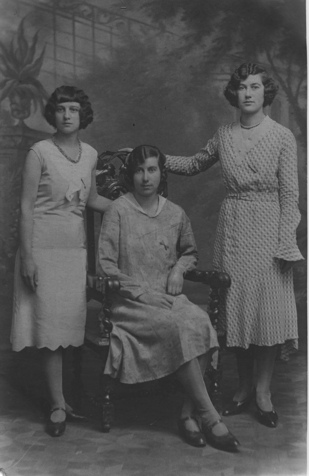 Edith, Amy and Alice Hutcheon, circa 1916? 